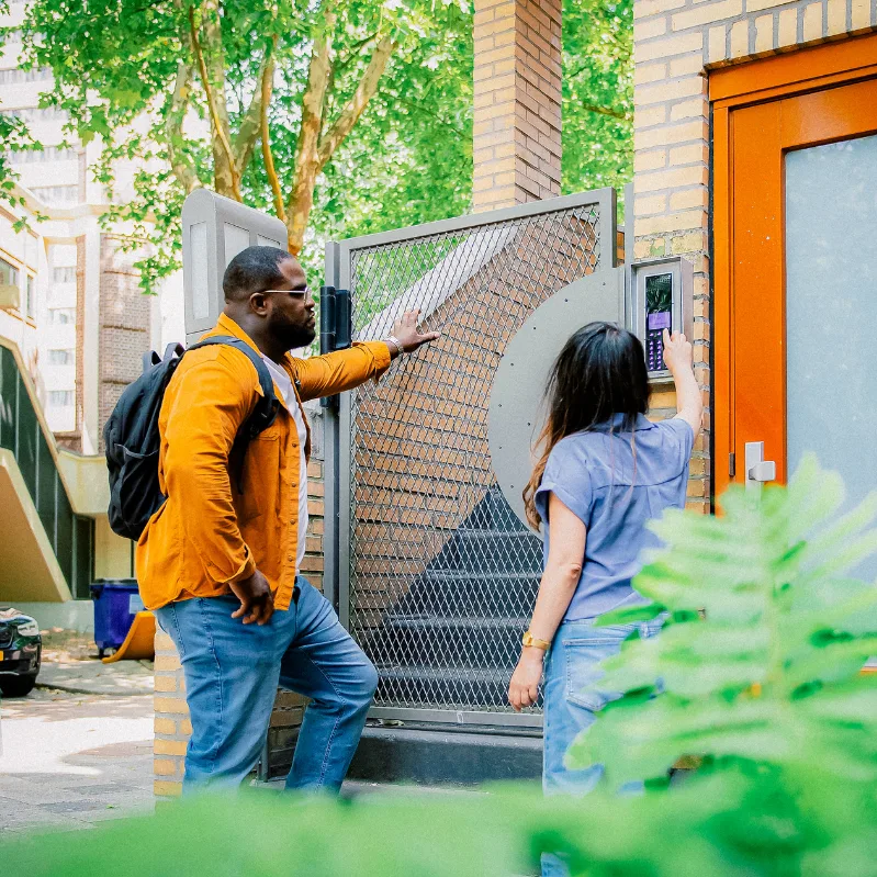 Twee behandelaren bellen aan bij een woongebouw
