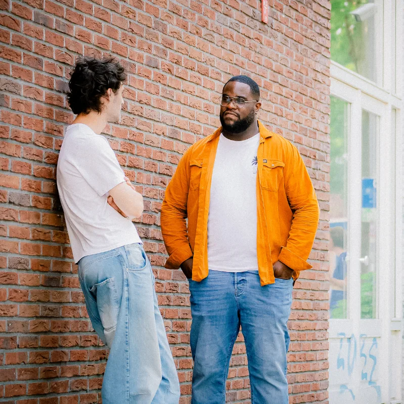 Behandelaar spreekt client op straat
