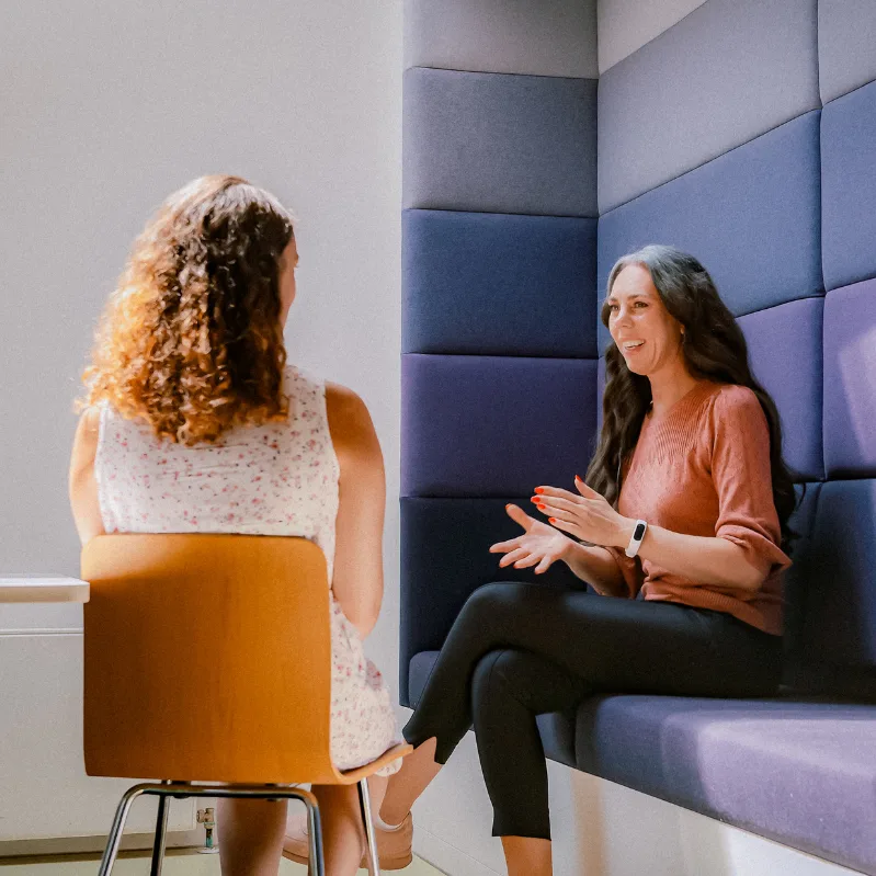 Behandelaar voert een gesprek met een cliënte