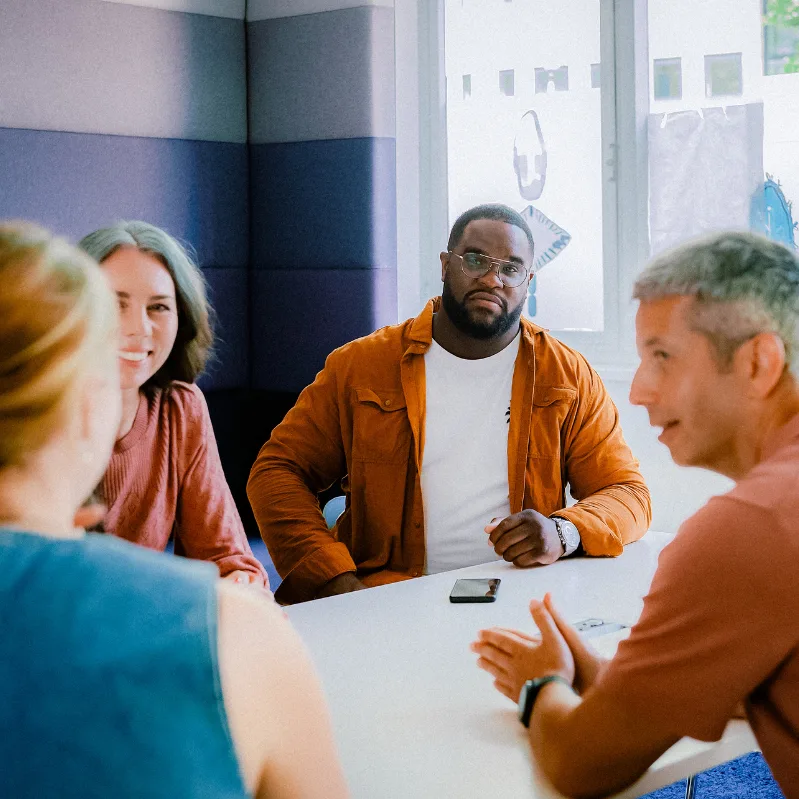 Collega's zijn in overleg met elkaar