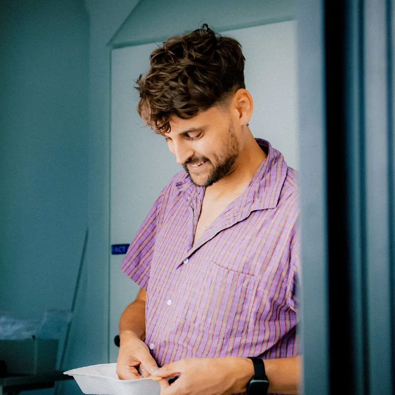 Verpleegkundige bereidt medicatie voor