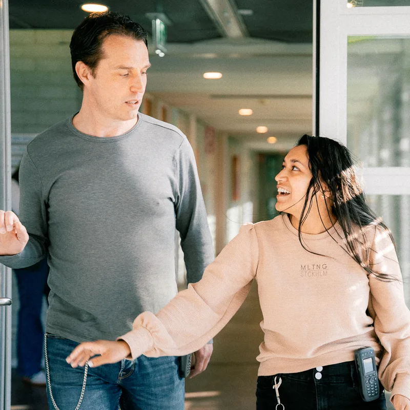 Twee kliniekmedewerkers lopen door beveiligde deur