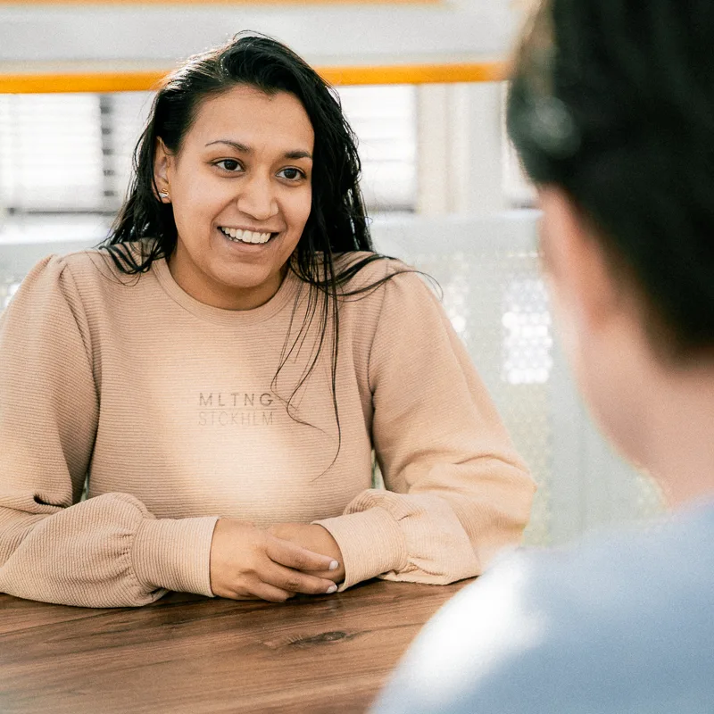 Behandelaar en cliënt zijn in gesprek